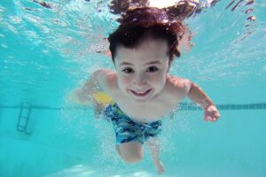 kid-recreation-pool-underwater-swim-swimming-pool-621562-pxhere