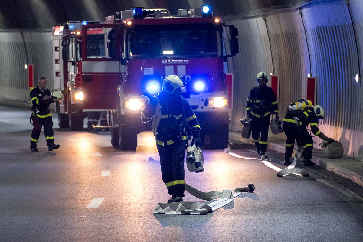fire-firefighters-tunnel-emergency-service-emergency-fire-department-1593183-pxhere