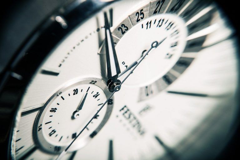 DIAN Suspende Términos. Resolución 00040 del 10 de mayo de 2021 4 clock, time, watch