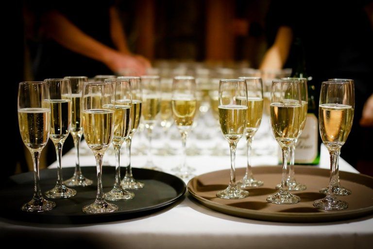 Catering por franquicia sigue gravado con IVA. Oficio DIAN 513 de 2021 2 drinks, alcohol, glasses-1283608.jpg