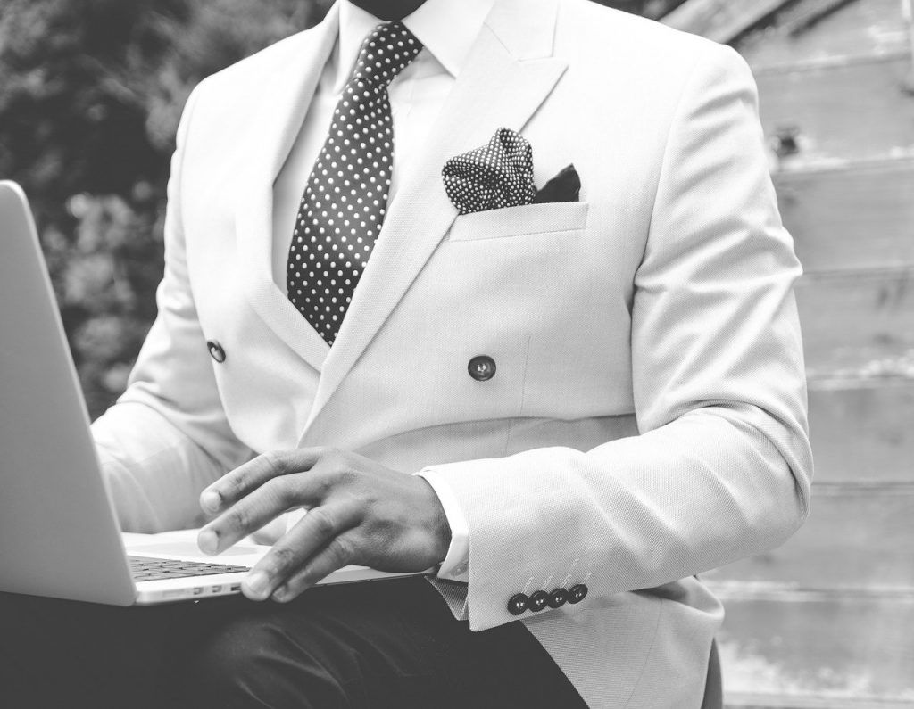 suit, man, laptop-869380.jpg
