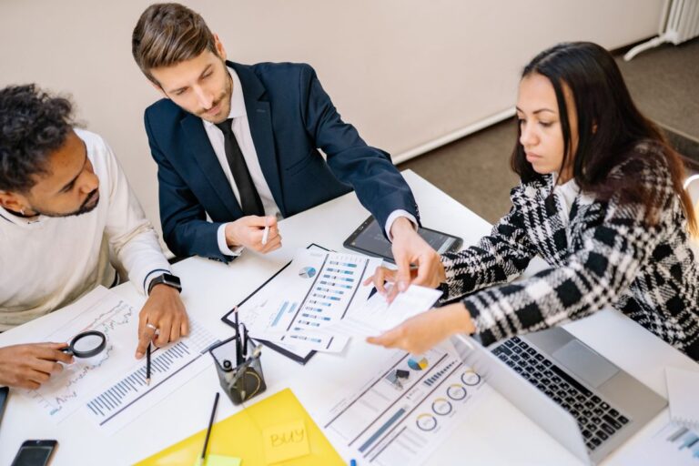 Profesionales revisando documentos en una reunión de trabajo