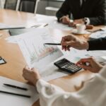 Revisión de documentos financieros con calculadora