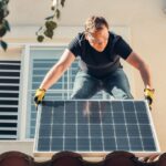 Concepto 016227 del 21-11-2025. FNCE. UPME. Instalador coloca un panel solar en un techo