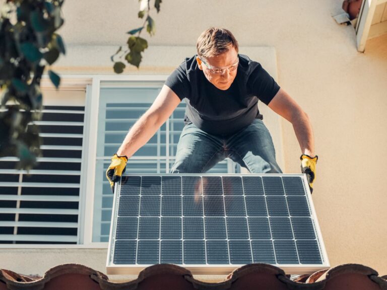 Concepto 016227 del 21-11-2025. FNCE. UPME. 9 Instalador coloca un panel solar en un techo