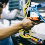 Técnico revisa el cableado de un centro de datos