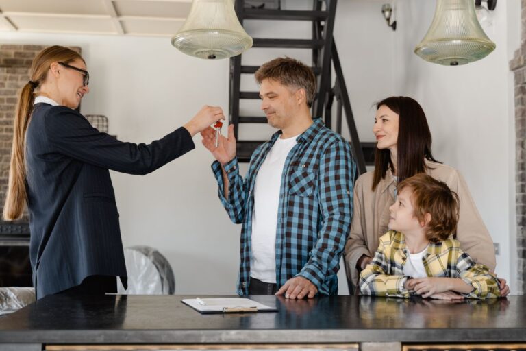 Concepto 009067 del 29-05-2026. Deducción intereses de vivienda. 10 Agente entrega las llaves de una vivienda a una familia