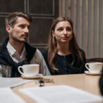 Concepto 009842 del 27-05-2026. Principio de favorabilidad. Pareja conversa con un asesor en una oficina