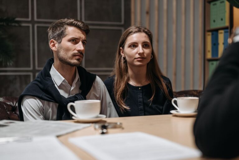 Concepto 009842 del 27-05-2026. Principio de favorabilidad. 7 Pareja conversa con un asesor en una oficina