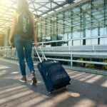 Viajera camina con su maleta hacia un aeropuerto