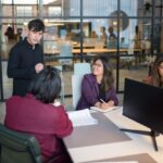 Equipo de trabajo reunido en una oficina
