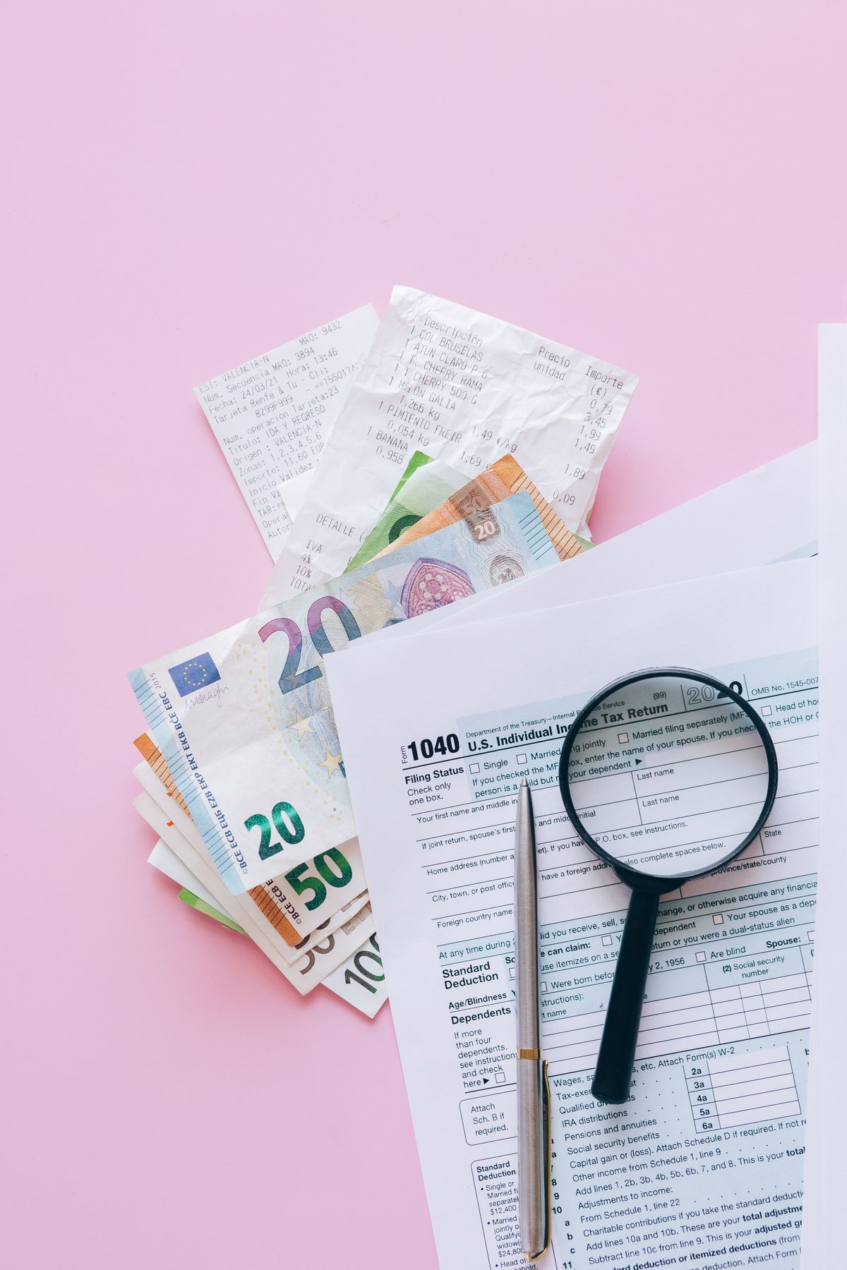 Lupa sobre un documento impreso