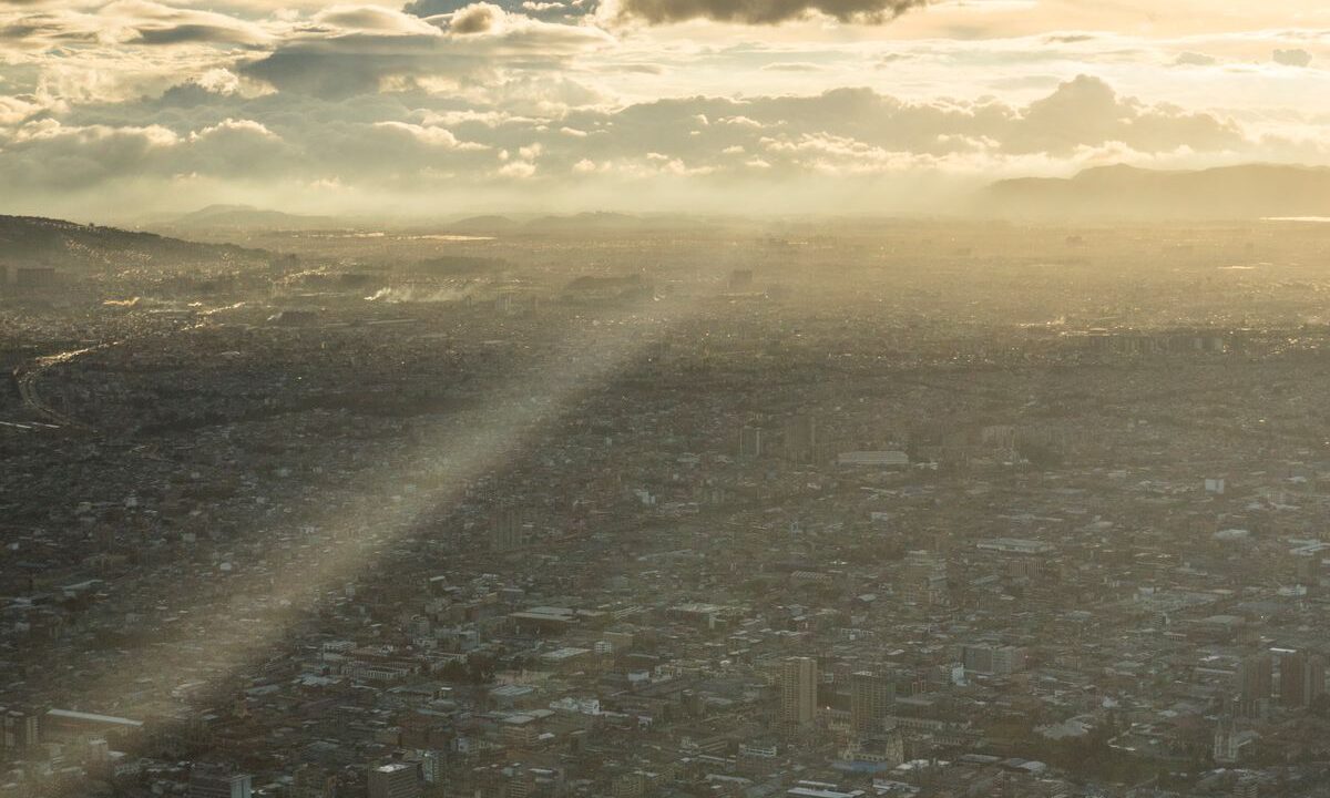 Concepto DAF 034769 del 08-05-2026. Territorial. Procedimiento. Caducidad de la sanción por no enviar información para no declarantes. 11 Vista aérea de Bogotá, Colombia