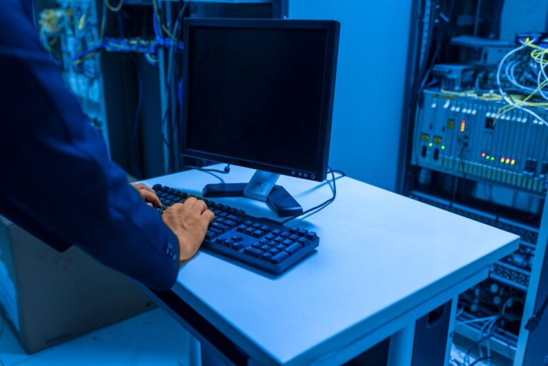 Técnico trabaja en un computador dentro de un centro de datos