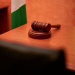 Mazo judicial sobre un escritorio de tribunal