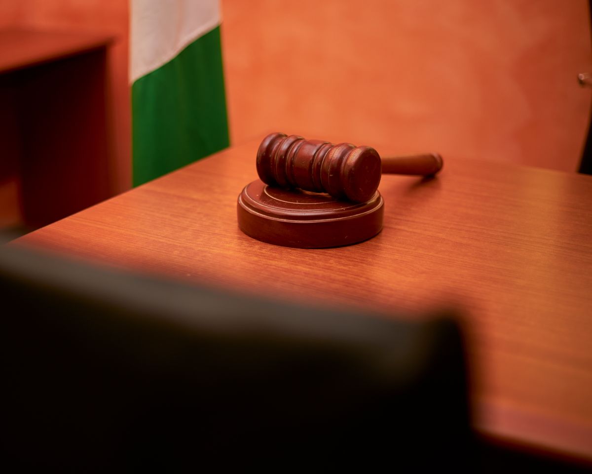 Mazo judicial sobre un escritorio de tribunal