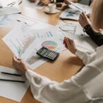 Equipo analiza gráficos financieros en una reunión