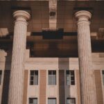 Columnas en la entrada de un edificio judicial