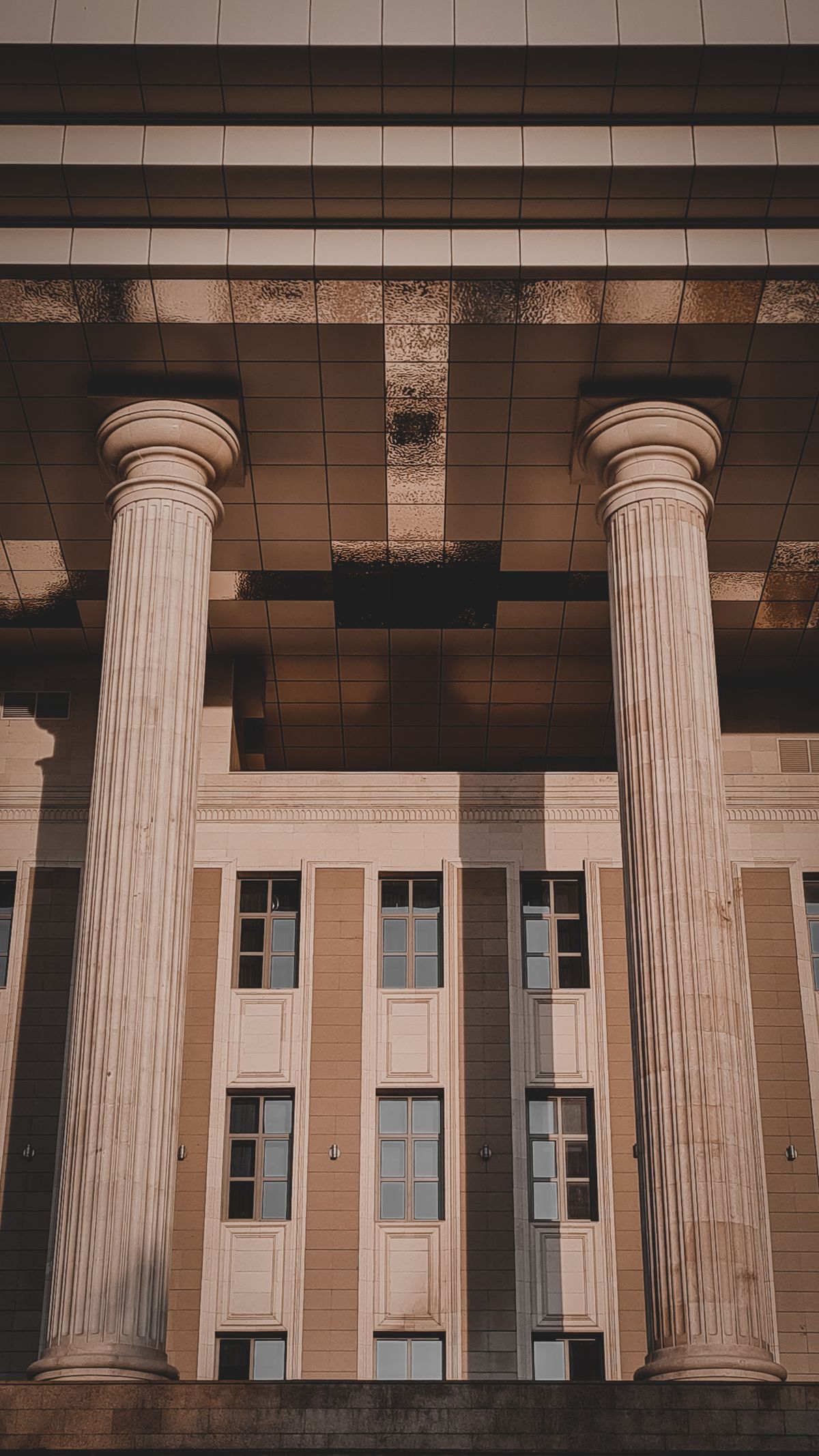 Columnas en la entrada de un edificio judicial