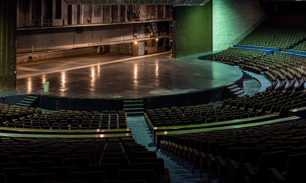 Concepto 014681 (int. 1406) del 18-08-2026. GMF. Recursos de la contribución parafiscal cultural. 11 Interior de un teatro con filas de sillas frente al escenario