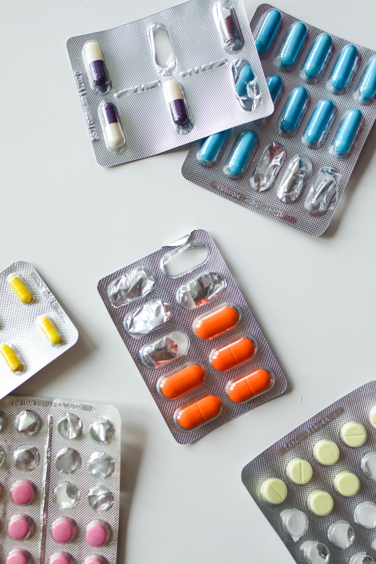Blísteres de medicamentos sobre fondo blanco