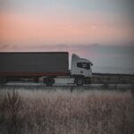 Camión de carga en una carretera al atardecer