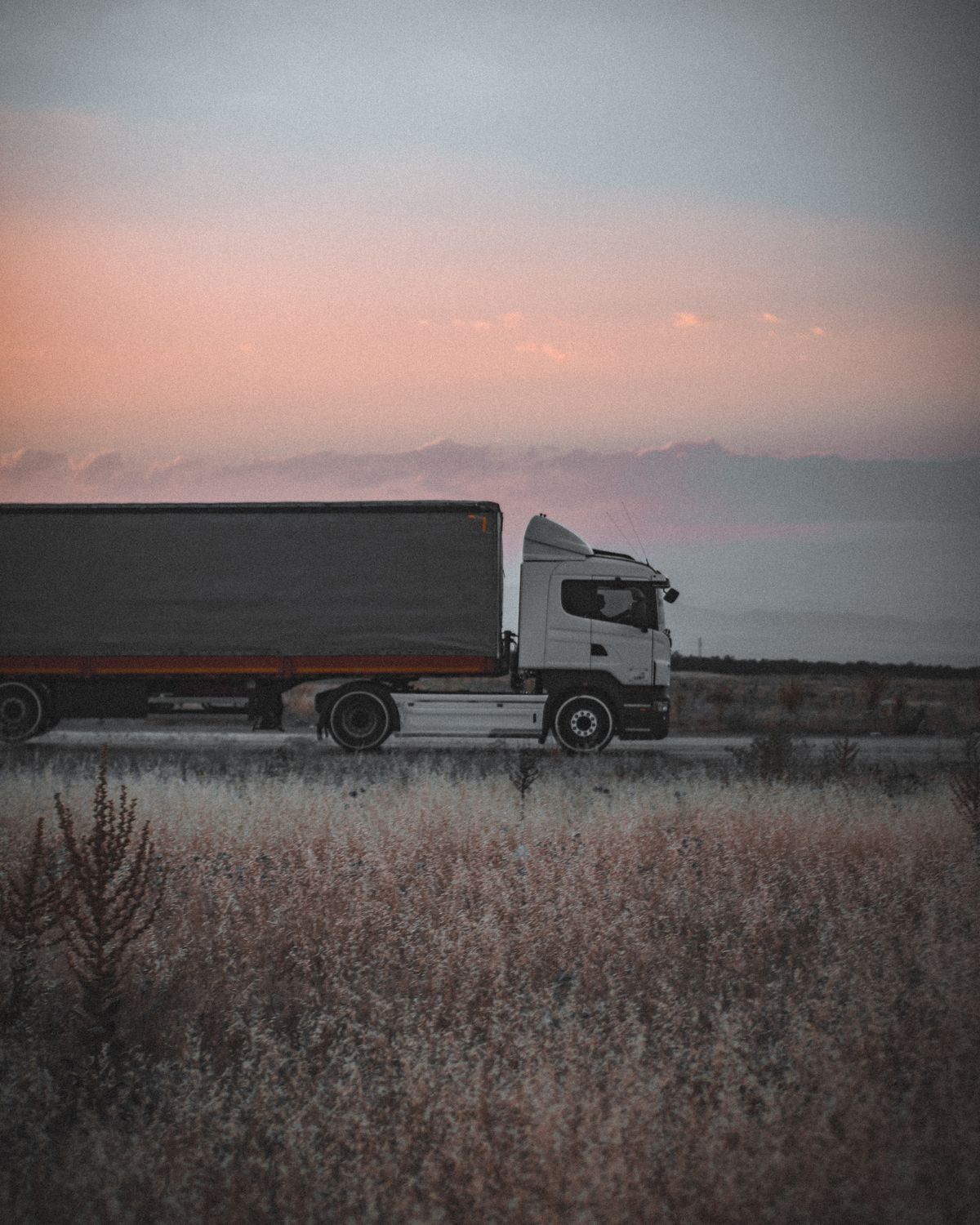 Camión de carga en una carretera al atardecer