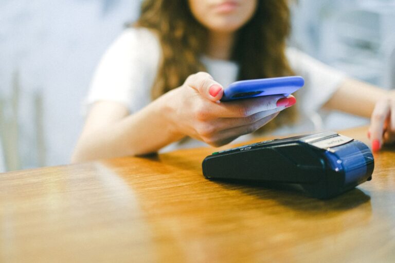 Oficio 013563 del 03-08-2026. Renta. Medios de pago. 3 Mujer paga con su celular en un datáfono