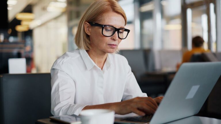 Mujer trabaja en su computador portátil en una oficina