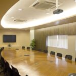 Sala de juntas con mesa de reuniones