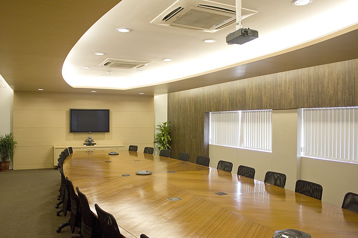Sala de juntas con mesa de reuniones