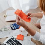Concepto 013568 del 30-07-2026. IVA. Facturación anticipada de servicios. Causación del impuesto y prorrateo de los impuestos descontables del artículo 490 del E.T. Persona organiza facturas y recibos con una calculadora