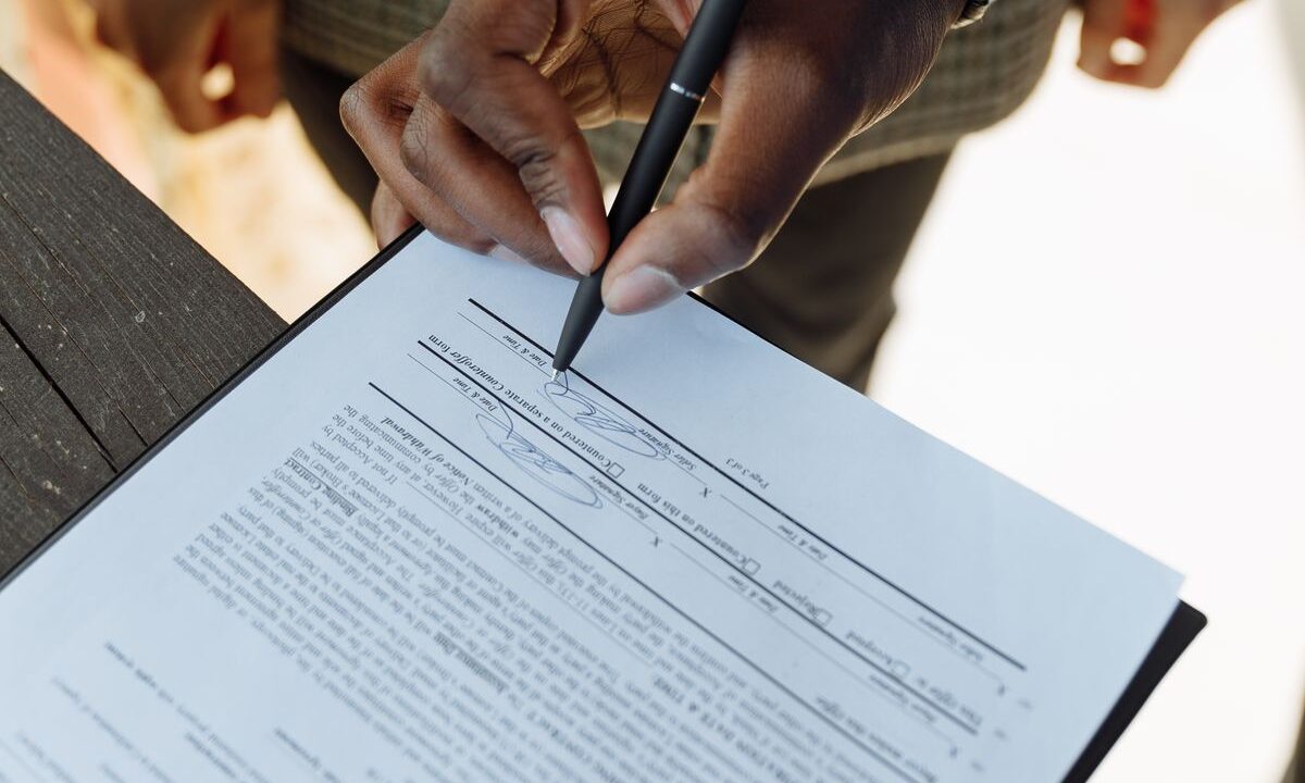 Persona firmando un contrato