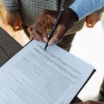 Persona firmando un contrato