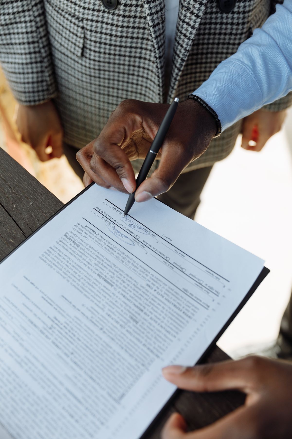 Persona firmando un contrato