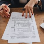 Mano con bolígrafo sobre documentos