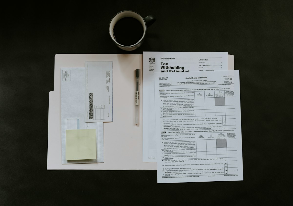 Oficio 015662 del 07-09-2026. Retención en la fuente. Autorretención especial en el Formulario 350 durante la suspensión del Decreto 572 de 2025. 7 Formularios tributarios, bolígrafo y taza sobre un escritorio