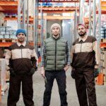 Trabajadores de un almacén de carga con uniforme