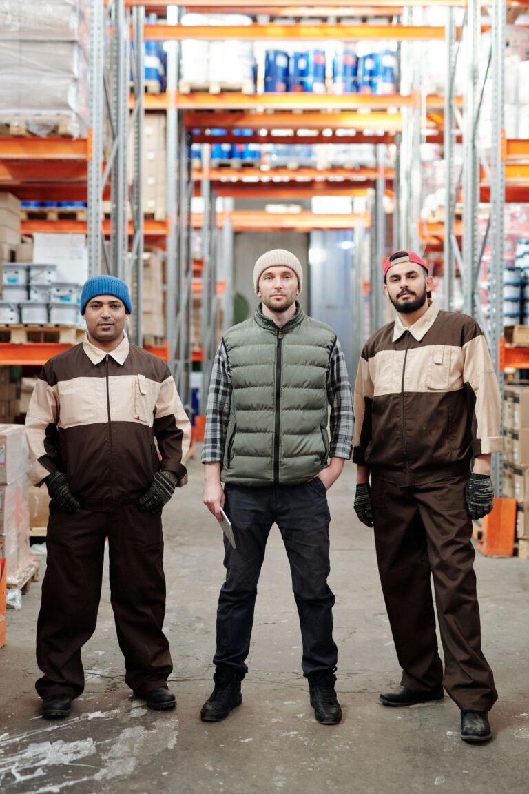 Trabajadores de un almacén de carga con uniforme