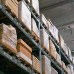 Bodega con estanterías y cajas de cartón apiladas