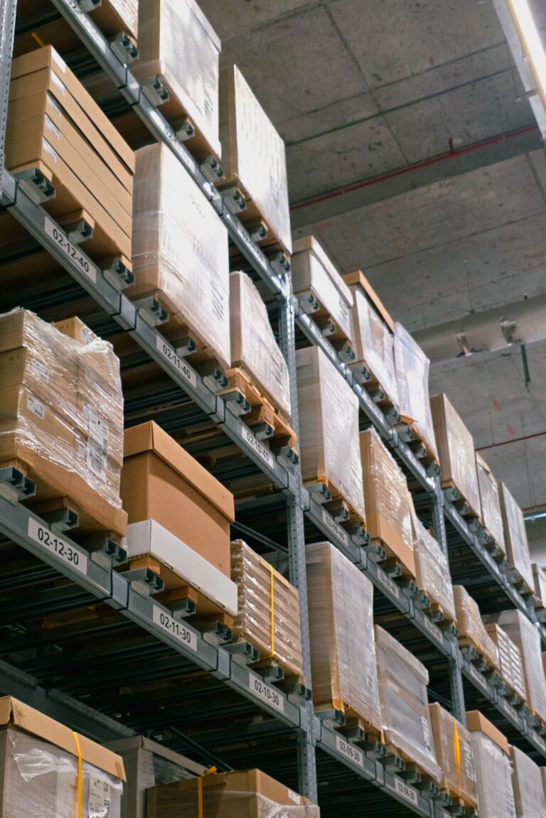 Bodega con estanterías y cajas de cartón apiladas