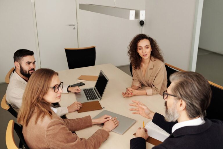 Equipo de trabajo reunido alrededor de una mesa en una oficina moderna