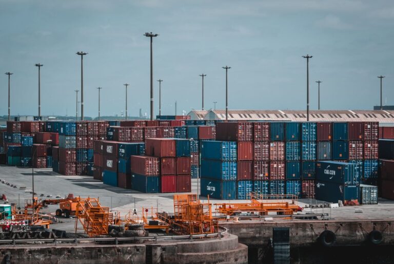 Concepto 017845 del 13-10-2026. Procedimiento. IVA. Firmeza del art. 829 del E.T. en el cobro coactivo del IVA causado en la importación. 1 Contenedores de carga de colores apilados en un puerto