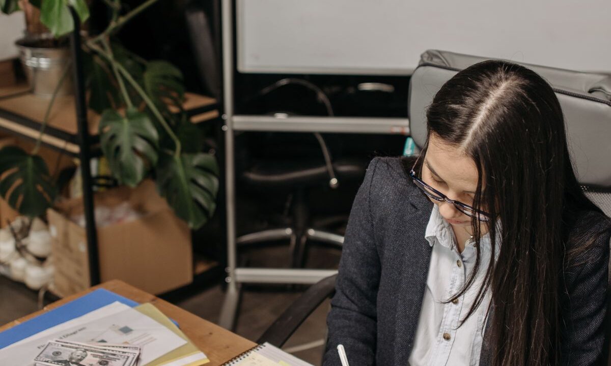 Profesional revisando documentos en una oficina