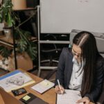 Profesional revisando documentos en una oficina