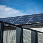 Oficio 015297 del 01-09-2026. Renta. Deducción especial de la Ley 1715 de 2014: certificado de la UPME y reconocimiento contable. Paneles solares azules sobre un techo