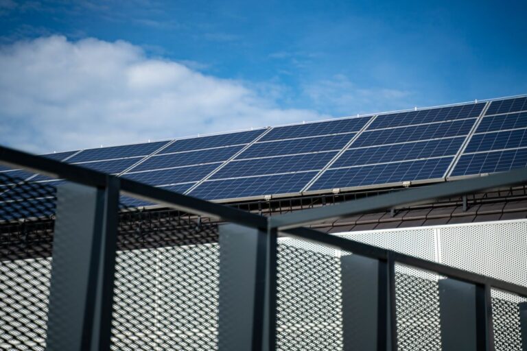 Paneles solares azules sobre un techo