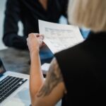 Dos mujeres revisan documentos en una oficina