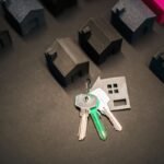 Llave junto a maquetas de casas que representan la propiedad de inmuebles