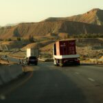 Camiones en una carretera entre montañas